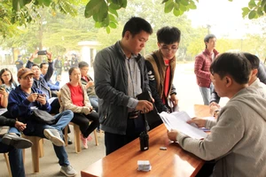 Người hâm mộ bóng đá Việt Nam nhận vé xem trận bán kết lượt về từ hôm nay, tại trụ sở VFF. Ảnh: MINH HOÀNG