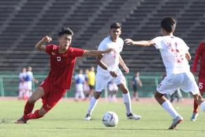 Các đội bóng Đông Nam Á từng khổ sở khi thi đấu trên mặt sân cỏ nhân tạo ở Campuchia mới đây.