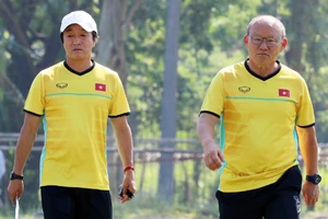 Trợ lý Lee Young-jin và HLV Park Hang-seo sẽ toả đi để nghiên cứu các đối thủ nằm chung bảng.