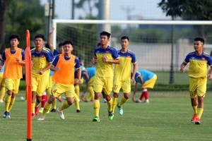 Đội U19 Việt Nam đã đông quân số để chuẩn bị sang Thái Lan thi đấu. Ảnh: Đoàn Nhật