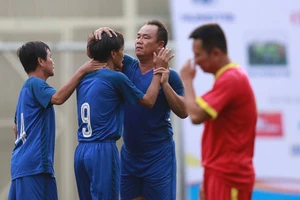 Hoàng Bửu và Văn Lợi chúc mừng Ngọc Thah sau khi ghi bàn cho cựu cầu thủ Cảng Sài Gòn. Ảnh: DŨNG PHƯƠNG
