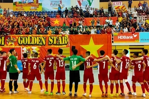 Đội tuyển futsal Việt Nam đến chào các CĐV sau trân đấu. Ảnh: Dũng Phương