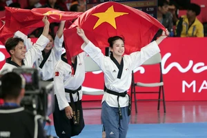 Taekwondo Việt Nam thi đấu nội dung quyền sáng tạo đồng đội kết hợp. Ảnh: DŨNG PHƯƠNG 