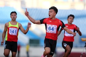 Ngần Ngọc Nghĩa (CAND) phá kỷ lục quốc gia ở cự ly 100m nam. Ảnh: MINH HOÀNG
