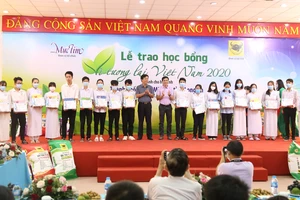 Trao học bổng Vì tương lai Việt Nam tại Nhà máy Phân bón Bình Điền.