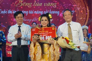 Ông Ngô Văn Đông (bìa trái), TGĐ Cty CPPB Bình Điền và ông Lê Công Đồng (bìa phải, Giám đốc VOH) trao giải nhất cho giọng ca Hàn Ni.
