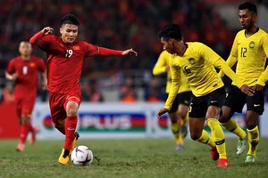 Malaysia (phải) xin dời lịch thi đấu vòng loại đến tháng 6, trong đó có trận tiếp đón Đội tuyển Việt Nam.