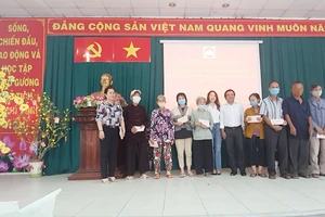 Những nhà tổ chức trao quà tại huyện Hóc Môn (TPHCM).