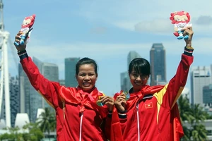 Phạm Thị Huệ (trái) giành vé tham dự Olympic cho rowing Việt Nam.