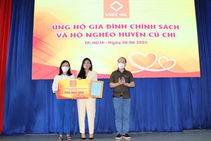 Bà Mai Thị Hồng Hạnh (giữa) trao tặng 5 tỷ đồng cho các gia đình chính sách, hộ nghèo của huyện Củ Chi.