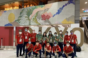 Đoàn thể thao Việt Nam chờ làm thủ tục tại sân bay ở Nhật Bản. Ảnh: T.S