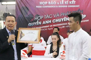 Chủ tịch đương nhiệm của VBF Trần Minh Tiến (trái).
