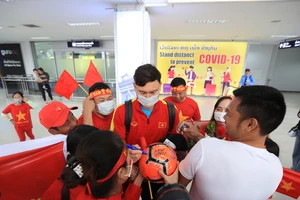 Người hâm mộ xin chữ ký thủ môn Đặng Văn Lâm tại sân bay Wattay