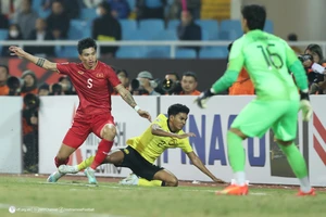 Tình huống Văn Hậu dùng cùi chỏ đánh vào mặt của hậu vệ Malaysia đang bị người hâm mộ phàn nàn