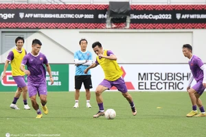 Các cầu thủ Việt Nam tập làm quen mặt sân thi đấu