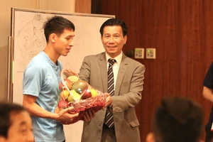Đội trưởng Đỗ Hùng Dũng thay mặt các đồng đội nhận quà tặng trái cây tươi từ Đại sứ Tạ Văn Thông