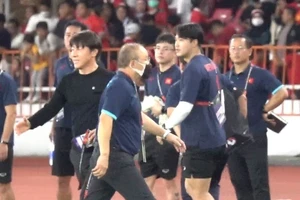 Khoảnh khắc hai nhà cầm quân không bắt tay sau trận đấu. Ở buổi họp báo 1 ngày trước đó, ông Park và ông Shin cũng không bắt tay nhau như thông lệ. Ảnh: NAM TRUNG
