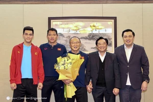 Lãnh đạo tỉnh Bình Dương gặp gỡ chúc mừng và động viên thầy trò HLV Park Hang-seo trước trận chung kết