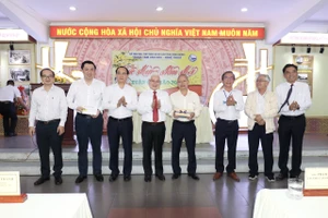 Bí thư Tỉnh ủy Nguyễn Văn Lợi và Phó Chủ tịch UBND tỉnh Nguyễn Lộc Hà tặng quà Tết của Tỉnh ủy – UBND tỉnh cho ngành VHTTDL