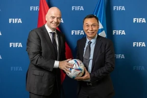 Ông Trần Quốc Tuấn và ông Gianni Infantino tại Hội nghị thượng đỉnh của FIFA ở Qatar hồi tháng 11-2022