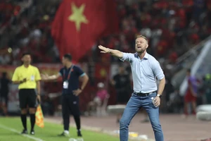 HLV Mano Polking hạnh phúc khi cùng các tuyển thủ Thái Lam bảo vệ chức vô địch AFF Cup 2022