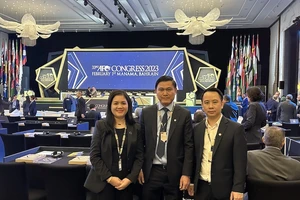 Ông Trần Anh Tú (giữa) cùng ông Nguyễn Trung Kiên và bà Nguyễn Thanh Hà đại diện VFF tham dự Đại hội