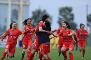 Niềm vui của các cô gái Hà Nội I sau khi giành chiến thắng trên loạt sút luân lưu