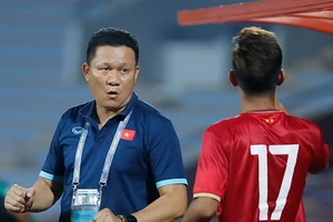 HLV Nguyễn Quốc Tuấn trong giai đoạn dẫn dắt đội tuyển U17 Việt Nam. Ảnh: VFF