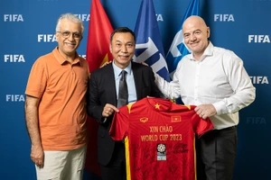 Ông Trần Quốc Tuấn và Chủ tịch FIFA Gianni Infantino (phải) và Chủ tịch AFC Salman Bin Ibrahim Al-Khalifa