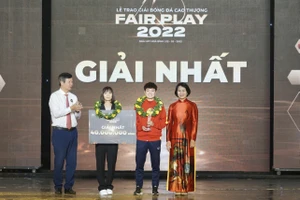 Đội tuyển nữ Việt Nam giành giải Nhất và tuyển thủ Thùy Trang giành giải Tư tại cuộc bầu chọn năm 2022. Ảnh: HOÀNG HÙNG