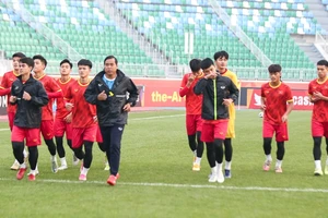 Các cầu thủ tập phục hồi cùng trợ lý Nguyễn Thanh Sơn