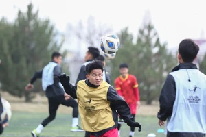 Đội U20 Việt Nam có buổi tập trên sân cỏ nhân tạo chiều 6-3