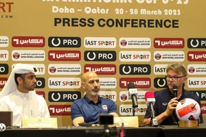 HLV Troussier cùng đồng nghiệp bên phía U23 Iraq tại buổi họp báo