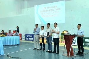 Ông Cao Văn Chóng tặng quà lưu niệm cho các giảng viên lớp tập huấn đến từ Trung tâm Doping và Y học thể thao Quốc gia