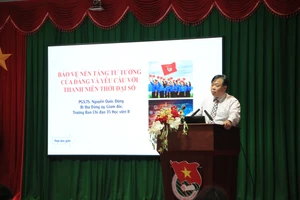 PGS.TS Nguyễn Quốc Dũng (Giám đốc Học viện Chính trị khu vực 2) bàn về công tác bảo vệ nền tảng tư tưởng của Đảng tại buổi lễ.