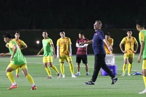 Thầy trò đội U23 Việt Nam trên sân tập vào tối 24-3
