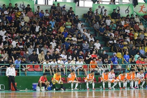 Khán giả ngồi kín Nhà thi đấu Lãnh Binh Thăng ngày 23-3