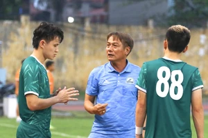 HLV Nguyễn Văn Đàn mùa đầu dẫn dắt 1 CLB chuyên nghiệp 