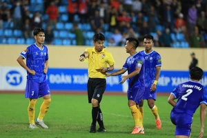 Trọng tài Trương Hồng Vũ bị cầu thủ Khánh Hòa phản ứng vào cuối trận. Ảnh: MINH HOÀNG