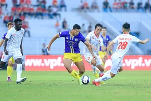 Những cuộc tranh tài giữa Hà Nội FC và CLB Hải Phòng luôn quyết liệt ở trên sân...