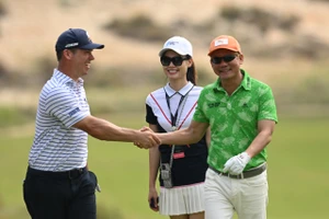 Paul Casey – tay golf sở hữu 21 danh hiệu toàn thế giới đang chia sẻ với chủ tịch VGS Bùi Đức Long về ấn tượng của anh khi du đấu tại Việt Nam