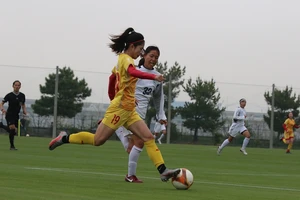 Thanh Nhã lập cú đúp cho đội tuyển nữ Việt Nam ở trận tập huấn đầu tiên