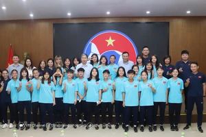Tập thể đội U17 Việt Nam chụp hình lưu niệm cùng lãnh đạo VFF