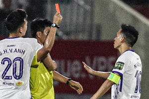 Văn Quyết bị thẻ đỏ sau trận Bình Định - Hà Nội FC