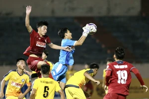 Đội chủ nhà Tây Ninh (áo đỏ) trắng tay trước Khánh Hòa với tỷ số 0-1