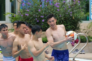 Các cầu thủ U22 Việt Nam thoải mái ở hồ bơi trong hai ngày 4 và 5-5...
