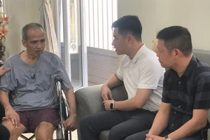 Đại diện Công ty Hoành Sơn và Công ty VPF đến thăm cựu tuyển thủ Trần Văn Hiệp tại nhà riêng vào ngày 4-5