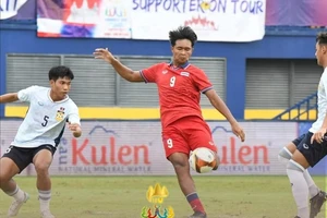 Thái Lan (áo đỏ) thắng cách biệt 4-1 trước Lào