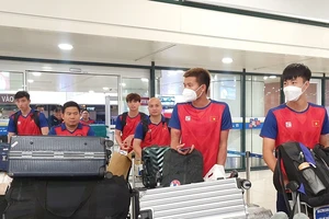 Các thành viên ở khu vực phía Bắc về đến sân bay Nội Bài vào tối 17-5