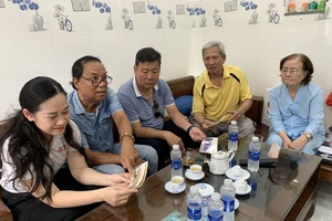 Đại diện công ty VPF, Công ty CP Thể thao Đà Nẵng, Chi hội cựu cầu thủ Đà Nẵng đến thăm ông Trần Văn Châu (áo vàng)
